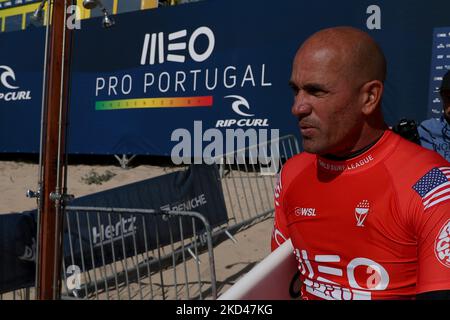 Il surfista Kelly Slater degli Stati Uniti si prepara a gareggiare durante il MEO Pro Portugal presso la spiaggia Supertubos di Peniche, Portogallo, il 4 marzo 2022. (Foto di Pedro Fiúza/NurPhoto) Foto Stock