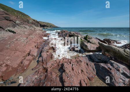 Rocce alla fine della spiaggia a Freshwater East Pembrokeshire Foto Stock