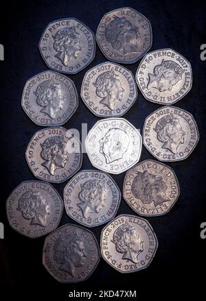 Collezione di cinquanta pezzi di pence, tra cui il nuovo pezzo di cinquanta pence con ritratto di Re Carlo III Foto Stock