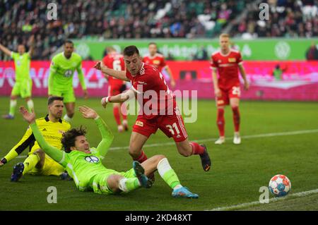 Jonas Wind di VfL Wolfsburg e Robin Knoche di Union Berlin durante Wolfsburg vs Union Berlin, Bundesliga, alla Volkswagen Arena, Wolfsburg, Germania il 5 marzo 2022. (Foto di Ulrik Pedersen/NurPhoto) Foto Stock