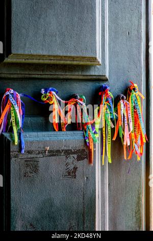 Famosi nastri colorati di buona fortuna da nostro Signore di Bonfim legato alla porta della chiesa di Salvador, Bahia Foto Stock