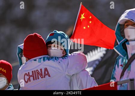 05-03-2022 Beijing, Cina. Beijing2022 Giochi Paralimpici - Para Alpine Ski Downhill Yanqing Centro Nazionale Sci Alpino: I sostenitori della Cina festeggiano dopo aver vinto la medaglia d'argento allo sci alpino femminile. (Foto di Mauro Ujetto/NurPhoto) Foto Stock