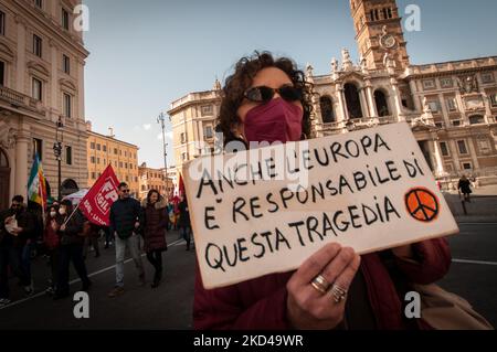 La gente partecipa a una manifestazione per chiedere la pace in Ucraina, a Roma, Italia, 05 marzo 2022. Le truppe russe sono entrate in Ucraina il 24 febbraio chiedendo al presidente del paese di dichiarare la legge marziale (Foto di Andrea Ronchini/NurPhoto) Foto Stock