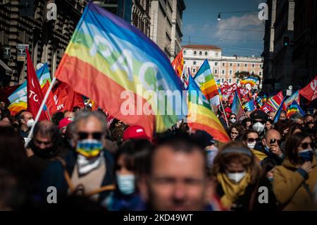 La gente partecipa a una manifestazione per chiedere la pace in Ucraina, a Roma, Italia, 05 marzo 2022. Le truppe russe sono entrate in Ucraina il 24 febbraio chiedendo al presidente del paese di dichiarare la legge marziale (Foto di Andrea Ronchini/NurPhoto) Foto Stock