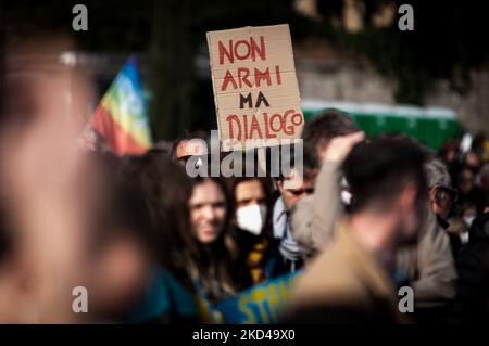 La gente partecipa a una manifestazione per chiedere la pace in Ucraina, a Roma, Italia, 05 marzo 2022. Le truppe russe sono entrate in Ucraina il 24 febbraio chiedendo al presidente del paese di dichiarare la legge marziale (Foto di Andrea Ronchini/NurPhoto) Foto Stock