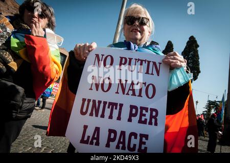 La gente partecipa a una manifestazione per chiedere la pace in Ucraina, a Roma, Italia, 05 marzo 2022. Le truppe russe sono entrate in Ucraina il 24 febbraio chiedendo al presidente del paese di dichiarare la legge marziale (Foto di Andrea Ronchini/NurPhoto) Foto Stock