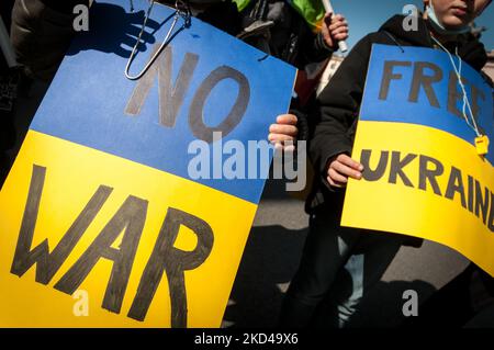 La gente partecipa a una manifestazione per chiedere la pace in Ucraina, a Roma, Italia, 05 marzo 2022. Le truppe russe sono entrate in Ucraina il 24 febbraio chiedendo al presidente del paese di dichiarare la legge marziale (Foto di Andrea Ronchini/NurPhoto) Foto Stock