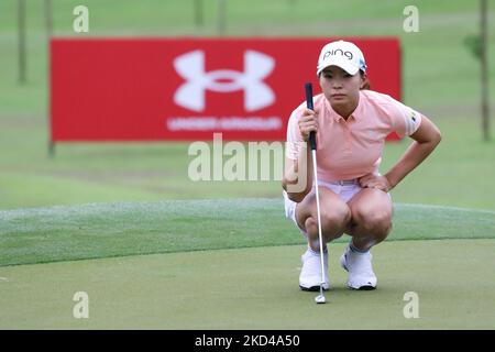 Hinako Shibuno del Giappone in azione durante il quarto round del campionato mondiale di donne HSBC al Sentosa Golf Club il 6 marzo 2022 a Singapore. (Foto di Suhaimi Abdullah/NurPhoto) Foto Stock