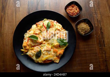 Pizza italiana fresca fatta in casa con pomodori, olive e basilico freschi. Foto Stock