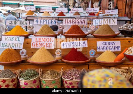 MARRAKECH, MAROCCO - 3rd NOV 22: Spezie, erbe e altri prodotti in un negozio di mercato nella Medina o Marrakech in Marocco. La gente può essere vista vicino alla sta Foto Stock