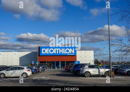 Il rivenditore francese di articoli sportivi il negozio Decathlon si trova a Danzica, Polonia, il 5 marzo 2022 (Foto di Michal Fludra/NurPhoto) Foto Stock