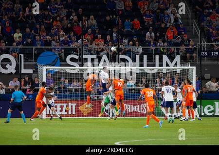 I giocatori sono visti competere per la palla durante una partita di calcio MLS tra FC Cincinnati e D.C. United al TQL Stadium di sabato 5 marzo 2022, a Cincinnati, OH. (Foto di Jason Whitman/NurPhoto) Foto Stock