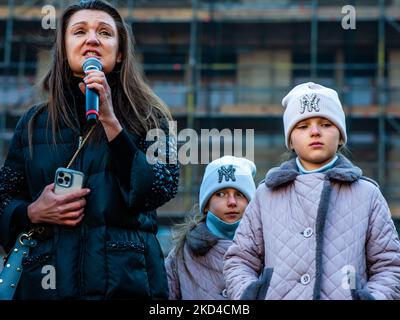 Una donna Ucraina accompagnata dalle sue due figlie appena arrivate nei Paesi Bassi in fuga dalla guerra nel loro paese spiega la loro terribile esperienza, durante un'altra manifestazione contro l'invasione di Putin dell'Ucraina, organizzata ad Amsterdam il 6th marzo 2022. (Foto di Romy Arroyo Fernandez/NurPhoto) Foto Stock