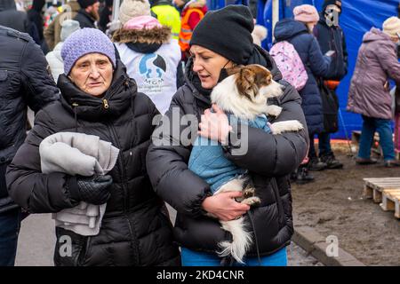 Bambini, donne e anziani in fuga dalla guerra trovano il loro primo aiuto umanitario al confine rumeno a Siret. Poi prendono un autobus e lasciano il loro paese di origine. SIRET, Romania, 5 marzo 2022. (Foto di Riccardo Fabi/NurPhoto) Foto Stock