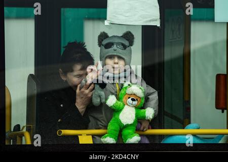 Bambini, donne e anziani in fuga dalla guerra trovano il loro primo aiuto umanitario al confine rumeno a Siret. Poi prendono un autobus e lasciano il loro paese di origine. SIRET, Romania, 5 marzo 2022. (Foto di Riccardo Fabi/NurPhoto) Foto Stock