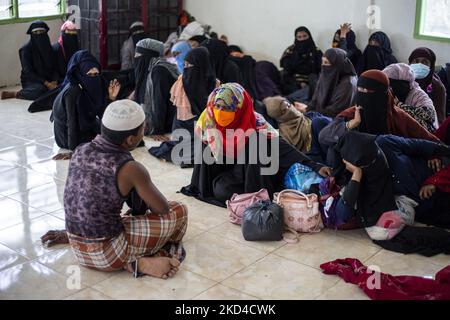 I rifugiati di Rohingya si riposano in un rifugio temporaneo nel villaggio di alue Buya Pasie dopo essersi stanzati su una spiaggia nella regency di Bireuen, provincia di Aceh, il 6 marzo 2022. Più di 100 Rohingya sono stati trovati dai residenti sulla costa più occidentale della provincia indonesiana di Aceh nella reggenza di Bireuen dopo settimane in mare. (Foto di Zick Maulana/NurPhoto) Foto Stock