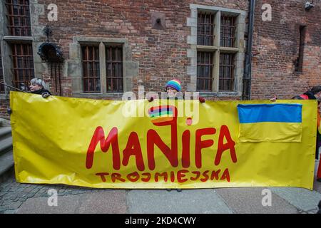 Manifestanti con striscioni femministi, pro-scelta e anti-Russia contro l'Ucraina guerra banner sono visti a Danzica, Polonia il 6 marzo 2022 la Manifa è un raduno annuale di femministi e diritti delle donne per celebrare la Giornata Internazionale della Donna - una giornata globale che celebra i successi sociali, economici, culturali e politici delle donne. I manifestanti chiedono diritti alle donne, rispetto e libera scelta dell’aborto. (Foto di Michal Fludra/NurPhoto) Foto Stock