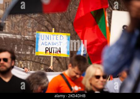 Un segno di un raduno per l’Ucraina alla Casa Bianca dichiara unità contro il presidente russo Vladimir Putin. Migliaia di persone provenienti da tutti gli Stati Uniti si sono riunite per ringraziare gli Stati Uniti e altri paesi per il loro aiuto, e per chiedere una no-fly zone e altri aiuti per l’Ucraina. L'evento è stato sponsorizzato da United Help Ukraine e dal Ukranian Congress Committee of America, entrambe organizzazioni statunitensi di assistenza e di advocacy. (Foto di Allison Bailey/NurPhoto) Foto Stock