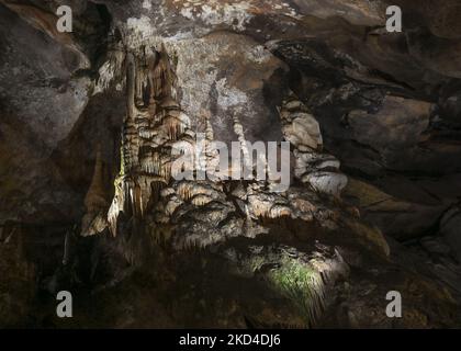 Vista di stalattiti, stalagmiti e pietre all'interno della grotta Rancho Nuevo, una delle tante grotte sulle montagne intorno alla città di San Cristobal de las Casas, appena fuori dall'autostrada federale 190 in direzione Comitán. La grotta è stata scoperta da Vicente Kramsky nel 1947 e ha una lunghezza totale di 10,2 km e una profondità di 550 metri. Domenica 6 marzo 2022, nel Parco Ecoturismo di Rancho Nuevo, San Cristobal de las Casas, Chiapas, Messico. (Foto di Artur Widak/NurPhoto) Foto Stock