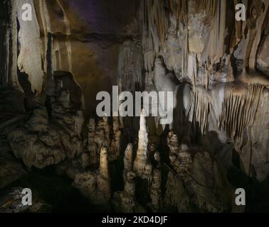 Vista di stalattiti, stalagmiti e pietre all'interno della grotta Rancho Nuevo, una delle tante grotte sulle montagne intorno alla città di San Cristobal de las Casas, appena fuori dall'autostrada federale 190 in direzione Comitán. La grotta è stata scoperta da Vicente Kramsky nel 1947 e ha una lunghezza totale di 10,2 km e una profondità di 550 metri. Domenica 6 marzo 2022, nel Parco Ecoturismo di Rancho Nuevo, San Cristobal de las Casas, Chiapas, Messico. (Foto di Artur Widak/NurPhoto) Foto Stock