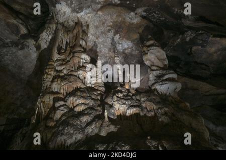 Vista di stalattiti, stalagmiti e pietre all'interno della grotta Rancho Nuevo, una delle tante grotte sulle montagne intorno alla città di San Cristobal de las Casas, appena fuori dall'autostrada federale 190 in direzione Comitán. La grotta è stata scoperta da Vicente Kramsky nel 1947 e ha una lunghezza totale di 10,2 km e una profondità di 550 metri. Domenica 6 marzo 2022, nel Parco Ecoturismo di Rancho Nuevo, San Cristobal de las Casas, Chiapas, Messico. (Foto di Artur Widak/NurPhoto) Foto Stock