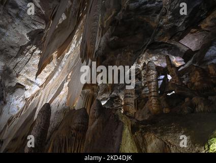 Vista di stalattiti, stalagmiti e pietre all'interno della grotta Rancho Nuevo, una delle tante grotte sulle montagne intorno alla città di San Cristobal de las Casas, appena fuori dall'autostrada federale 190 in direzione Comitán. La grotta è stata scoperta da Vicente Kramsky nel 1947 e ha una lunghezza totale di 10,2 km e una profondità di 550 metri. Domenica 6 marzo 2022, nel Parco Ecoturismo di Rancho Nuevo, San Cristobal de las Casas, Chiapas, Messico. (Foto di Artur Widak/NurPhoto) Foto Stock