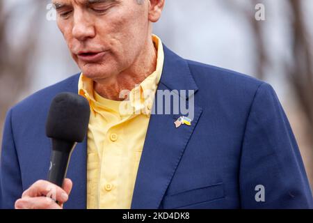 Una spilla di lapel con le bandiere americane e ucraine è visibile sul cappotto del senatore Rob Portman (R-OH) mentre parla durante un rally per l'Ucraina alla Casa Bianca. Migliaia di persone provenienti da tutti gli Stati Uniti si sono riunite per ringraziare gli Stati Uniti e altri paesi per il loro aiuto, e per chiedere una no-fly zone e altri aiuti per l’Ucraina. L'evento è stato sponsorizzato da United Help Ukraine e dal Ukranian Congress Committee of America, entrambe organizzazioni statunitensi di assistenza e di advocacy. (Foto di Allison Bailey/NurPhoto) Foto Stock