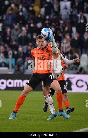 Salvador Ferrer di Spezia Calcio e Luca Pellegrini di Juventus FC durante la Serie A Football match tra Juventus FC e Spezia allo Stadio Allianz, il 6 marzo 2022 a Torino (Foto di Alberto Gandolfo/NurPhoto) Foto Stock