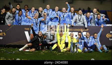 Steph Houghton, Ellie Roebuck, Khiara Keating di Manchester City, Ellie Roebuck di Manchester City, Ellen White e Lucy Bronze di Manchester City festeggiano con la finale 2022 della Coppa continentale di pneumatici delle donne fa tra Chelsea e Manchester City al Cherry Red Records Stadium, Wimbledon, il 05th marzo 2022 (Foto di Action Foto Sport/NurPhoto) Foto Stock