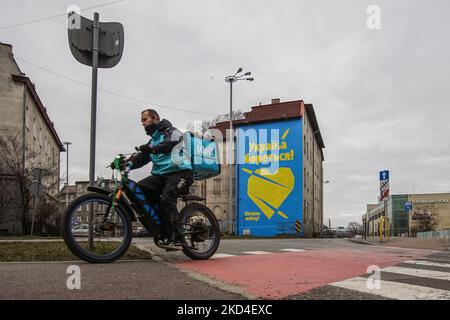 Cuore giallo trafitto da pallottole su sfondo blu con iscrizione su ucraino e polacco - l'Ucraina sta combattendo - è visto a Danzica, Polonia il 6 marzo 2022 il murale è stato creato per sostenere il popolo ucraino durante la guerra russa contro l'Ucraina. (Foto di Michal Fludra/NurPhoto) Foto Stock