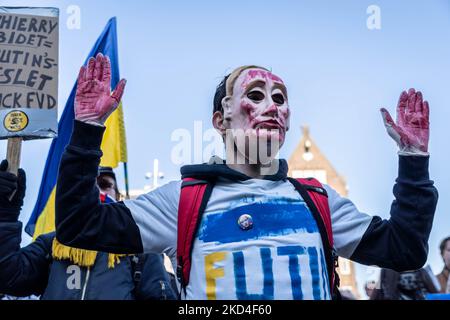 Manifestanti contro l'invasione russa dell'Ucraina a Damsquare ad Amsterdam, nei Paesi Bassi, il 6 marzo 2022. Qualche migliaio di manifestanti si sono riuniti alla diga di Amsterdam a causa dell'invasione russa dell'Ucraina. Dopo questo reato, migliaia di civili e militari sono morti e milioni di ucraini sono fuggiti dal loro paese. L'esercito russo sta marciando nelle città ucraine, compresa la capitale Kyiv. (Foto di Oscar Brak/NurPhoto) Foto Stock