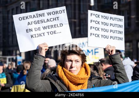 Manifestanti contro l'invasione russa dell'Ucraina a Damsquare ad Amsterdam, nei Paesi Bassi, il 6 marzo 2022. Qualche migliaio di manifestanti si sono riuniti alla diga di Amsterdam a causa dell'invasione russa dell'Ucraina. Dopo questo reato, migliaia di civili e militari sono morti e milioni di ucraini sono fuggiti dal loro paese. L'esercito russo sta marciando nelle città ucraine, compresa la capitale Kyiv. (Foto di Oscar Brak/NurPhoto) Foto Stock