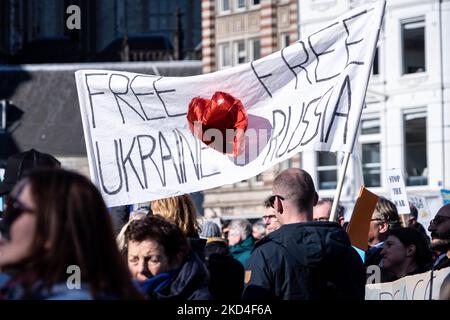 Manifestanti contro l'invasione russa dell'Ucraina a Damsquare ad Amsterdam, nei Paesi Bassi, il 6 marzo 2022. Qualche migliaio di manifestanti si sono riuniti alla diga di Amsterdam a causa dell'invasione russa dell'Ucraina. Dopo questo reato, migliaia di civili e militari sono morti e milioni di ucraini sono fuggiti dal loro paese. L'esercito russo sta marciando nelle città ucraine, compresa la capitale Kyiv. (Foto di Oscar Brak/NurPhoto) Foto Stock