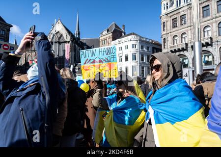 Manifestanti contro l'invasione russa dell'Ucraina a Damsquare ad Amsterdam, nei Paesi Bassi, il 6 marzo 2022. Qualche migliaio di manifestanti si sono riuniti alla diga di Amsterdam a causa dell'invasione russa dell'Ucraina. Dopo questo reato, migliaia di civili e militari sono morti e milioni di ucraini sono fuggiti dal loro paese. L'esercito russo sta marciando nelle città ucraine, compresa la capitale Kyiv. (Foto di Oscar Brak/NurPhoto) Foto Stock