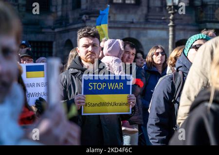 Manifestanti contro l'invasione russa dell'Ucraina a Damsquare ad Amsterdam, nei Paesi Bassi, il 6 marzo 2022. Qualche migliaio di manifestanti si sono riuniti alla diga di Amsterdam a causa dell'invasione russa dell'Ucraina. Dopo questo reato, migliaia di civili e militari sono morti e milioni di ucraini sono fuggiti dal loro paese. L'esercito russo sta marciando nelle città ucraine, compresa la capitale Kyiv. (Foto di Oscar Brak/NurPhoto) Foto Stock