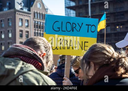 Manifestanti contro l'invasione russa dell'Ucraina a Damsquare ad Amsterdam, nei Paesi Bassi, il 6 marzo 2022. Qualche migliaio di manifestanti si sono riuniti alla diga di Amsterdam a causa dell'invasione russa dell'Ucraina. Dopo questo reato, migliaia di civili e militari sono morti e milioni di ucraini sono fuggiti dal loro paese. L'esercito russo sta marciando nelle città ucraine, compresa la capitale Kyiv. (Foto di Oscar Brak/NurPhoto) Foto Stock