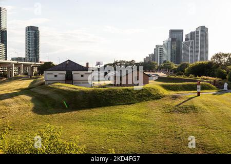 TORONTO, CANADA, 26th LUGLIO 22: Edifici che fanno parte del sito storico nazionale di Fort York a Toronto. Situato nel centro di condomini moderni può anche essere Foto Stock