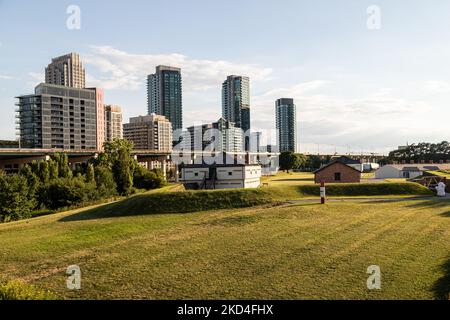 TORONTO, CANADA, 26th LUGLIO 22: Edifici che fanno parte del sito storico nazionale di Fort York a Toronto. Situato nel centro di condomini moderni può anche essere Foto Stock