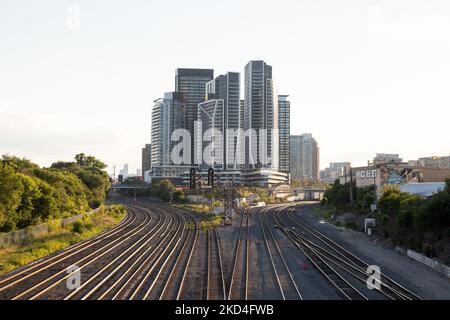 TORONTO, CANADA, 26th LUGLIO 22: Una vista dal Bathurst Bridge verso gli appartamenti moderni. Parte delle linee ferroviarie è visibile. Foto Stock