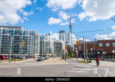 TORONTO, CANADA, 30th LUGLIO 22: Una vista lungo Queens Quay West verso il centro di Toronto durante il giorno. Persone, auto, edifici e la CN Tower possono essere Foto Stock