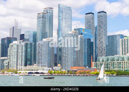 TORONTO, CANADA, 30th LUGLIO 22: Una vista verso parte dello skyline del centro di Toronto durante una giornata di sole. Barche e persone possono essere viste. Foto Stock