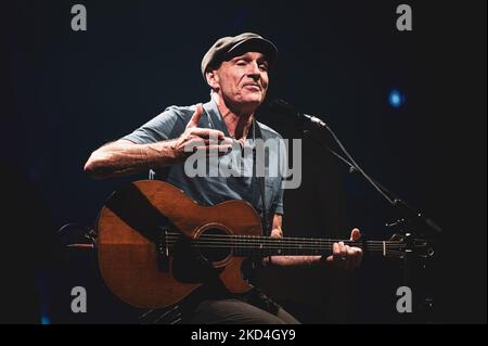 BELGIO, BRUXELLES, 2022: Il cantante e chitarrista americano James Taylor, sei volte vincitore del Grammy Award, suonando dal vivo sul palco a Bruxelles con la sua All-Star Band. Foto Stock