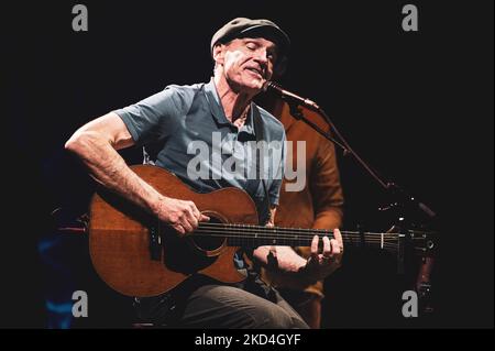 BELGIO, BRUXELLES, 2022: Il cantante e chitarrista americano James Taylor, sei volte vincitore del Grammy Award, suonando dal vivo sul palco a Bruxelles con la sua All-Star Band. Foto Stock