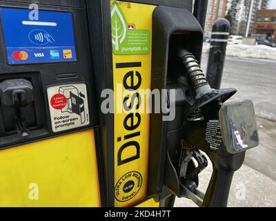 Pompa di alimentazione diesel presso una stazione di benzina Petro-Canada a Toronto, Ontario, Canada, il 05 marzo 2022. Secondo gli analisti dell'industria petrolifera, l'aumento del costo del diesel potrebbe in definitiva gonfiare i prezzi dei prodotti alimentari del 30-35%, aggravando l'inflazione del Canada. Gli ontariani hanno visto i prezzi della benzina salire a livelli record sulla scia della decisione della Russia di invadere l'Ucraina e anche i prezzi del diesel sono stati in una traiettoria al rialzo tra le tensioni geopolitiche e sono ora saliti di cinque centesimi questa settimana. Gli esperti prevedono che l'aumento del costo del carburante probabilmente porterà l'inflazione ai livelli che abbiamo 'probabilmente Foto Stock