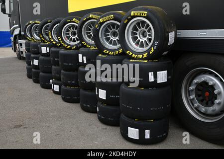 Scarperia, Italia, 21 ottobre 2022 - pneumatici Pirelli gialli montati su ruote in lega nel paddock del circuito del Mugello durante la ACI CSAI Racing Week Foto Stock
