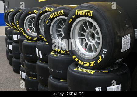 Scarperia, Italia, 21 ottobre 2022 - pneumatici Pirelli gialli montati su ruote in lega nel paddock del circuito del Mugello durante la ACI CSAI Racing Week Foto Stock