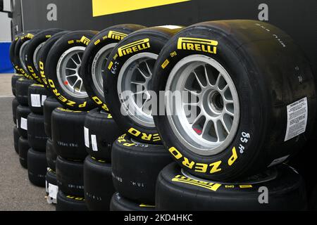 Scarperia, Italia, 21 ottobre 2022 - pneumatici Pirelli gialli montati su ruote in lega nel paddock del circuito del Mugello durante la ACI CSAI Racing Week Foto Stock