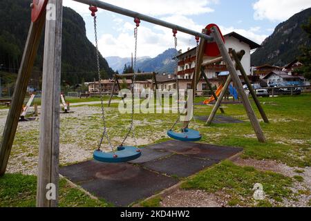 parco giochi vuoto in una piccola città alpina Foto Stock