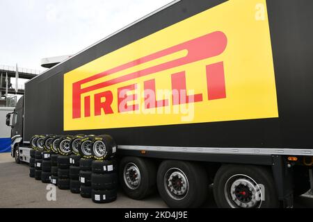 Scarperia, Italia, 21 ottobre 2022 - pneumatici Pirelli gialli montati su ruote in lega davanti al camion Pirelli nel paddock del circuito del Mugello d Foto Stock