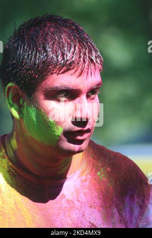 I giovani del Sud Asia ricoperti di colore celebrano durante il festival indù di Holi a Brampton, Ontario, Canada. Anche se al di fuori dell'India, la popolazione del Sud Asia del Canada si sforza di mantenere i propri giovani collegati alla propria cultura e al proprio patrimonio. Holi il festival religioso dei colori annuncia l'inizio della primavera ed è celebrato dagli Indù in tutto il mondo. La tradizione di Holi, conosciuta anche come Festival dei colori, annuncia l'inizio della primavera ed è celebrata in tutta l'India. Durante Holi è consuetudine applicare polvere colorata l'una all'altra come parte del divertimento e della celebrazione. Holi è celebrato Foto Stock